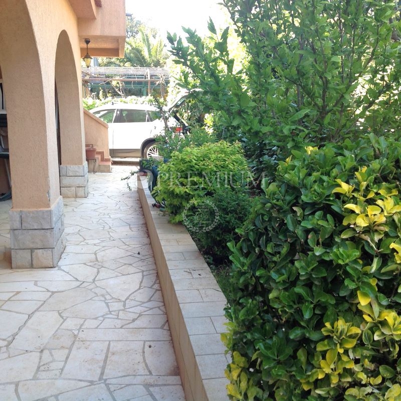 Mali Lošinj, samostojna hiša z dvema stanovanjskima enotama!