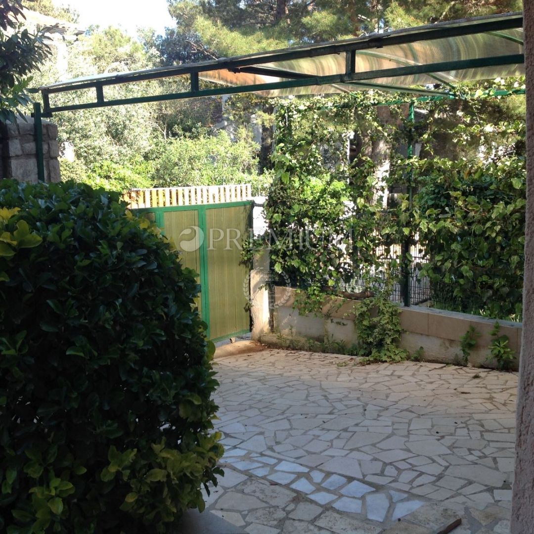 Mali Lošinj, samostojna hiša z dvema stanovanjskima enotama!