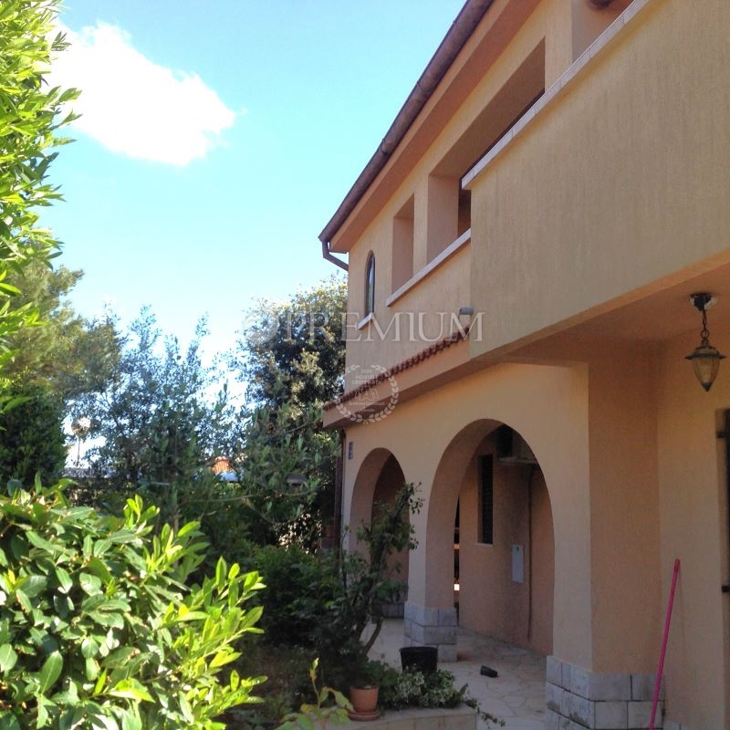 Mali Lošinj, samostojna hiša z dvema stanovanjskima enotama!