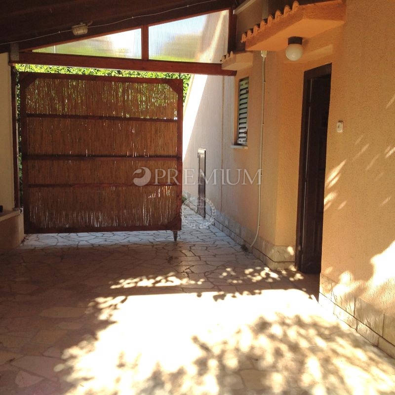 Mali Lošinj, samostojna hiša z dvema stanovanjskima enotama!