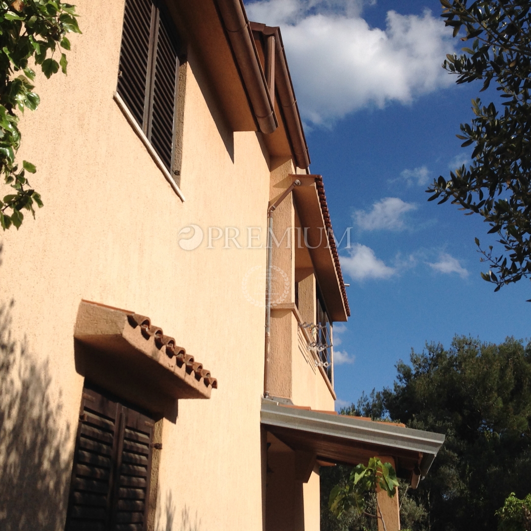 Mali Lošinj, samostojna hiša z dvema stanovanjskima enotama!