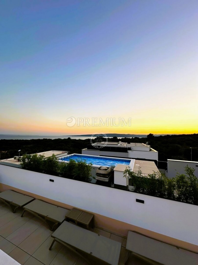 Krk, novogradnja, apartma s strešno teraso!