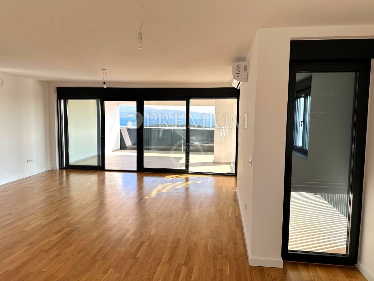 Krk, novogradnja, apartma s strešno teraso!