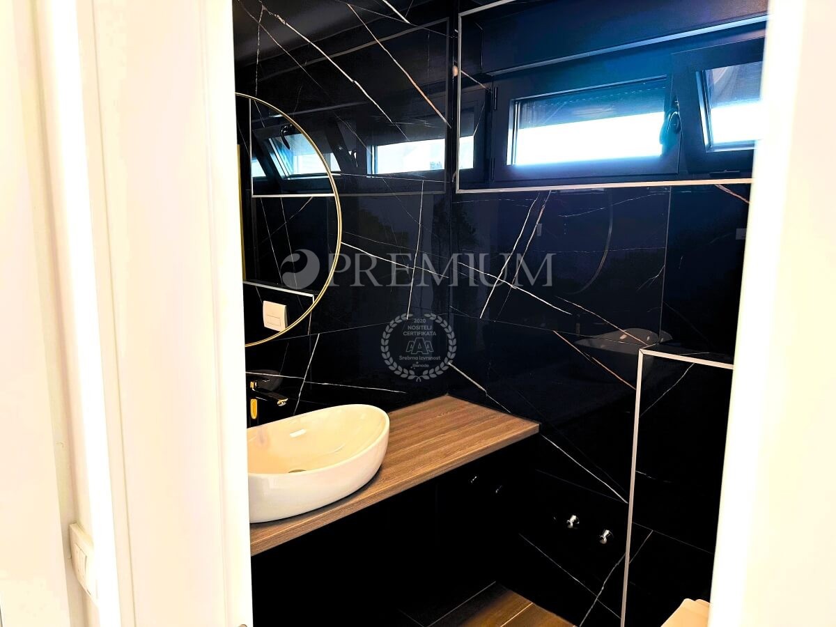 Krk, novogradnja, apartma s strešno teraso!