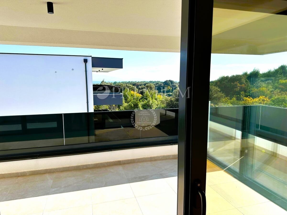 Krk, novogradnja, apartma s strešno teraso!