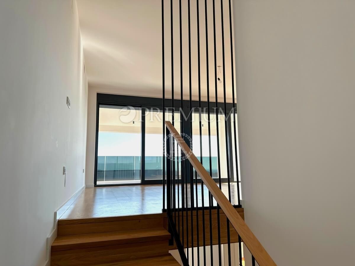 Krk, novogradnja, apartma s strešno teraso!