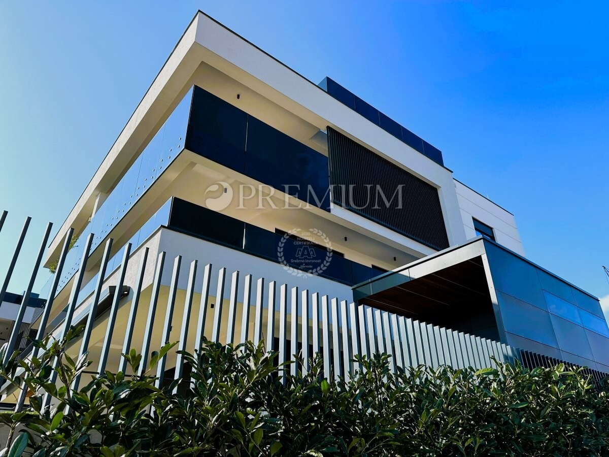 Krk, novogradnja, apartma s strešno teraso!