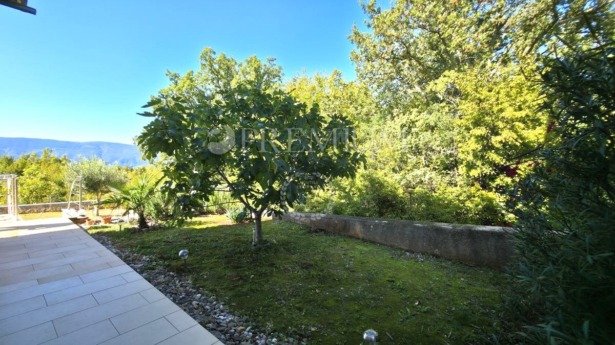 Krk, Pinezići, pritlično stanovanje z razgledom na morje 