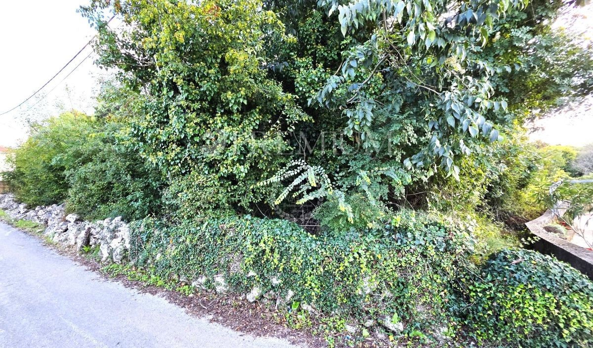 Malinska, zazidljivo zemljišče, 2500 m od morja, 780 m² – 199.000 € 