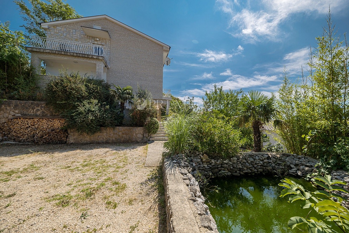 Crikvenica, okolica, prodaja, samostojna hiša s tremi stanovanjskimi enotami, odprt pogled na morje! Potencial za turizem!