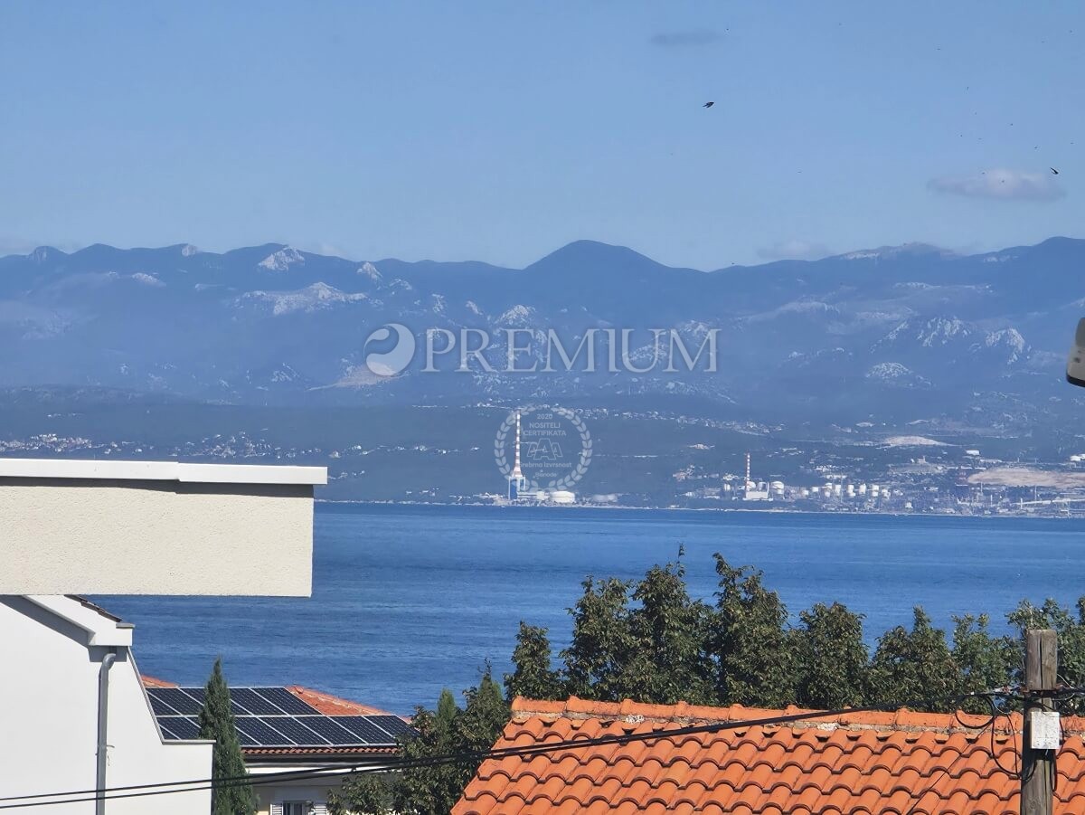 Malinska, impozantna hiša dvojček z bazenom!