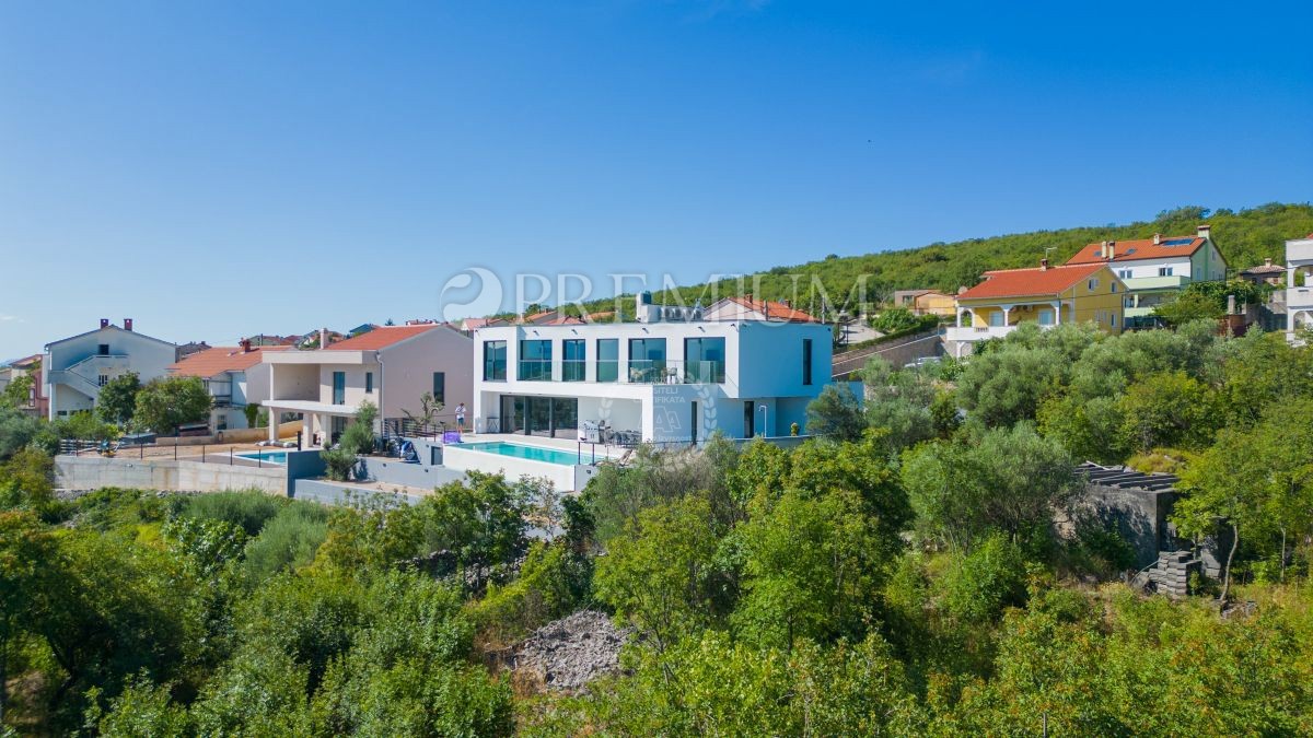 Krk, okolica, vila z bazenom na robu gradbenega območja!