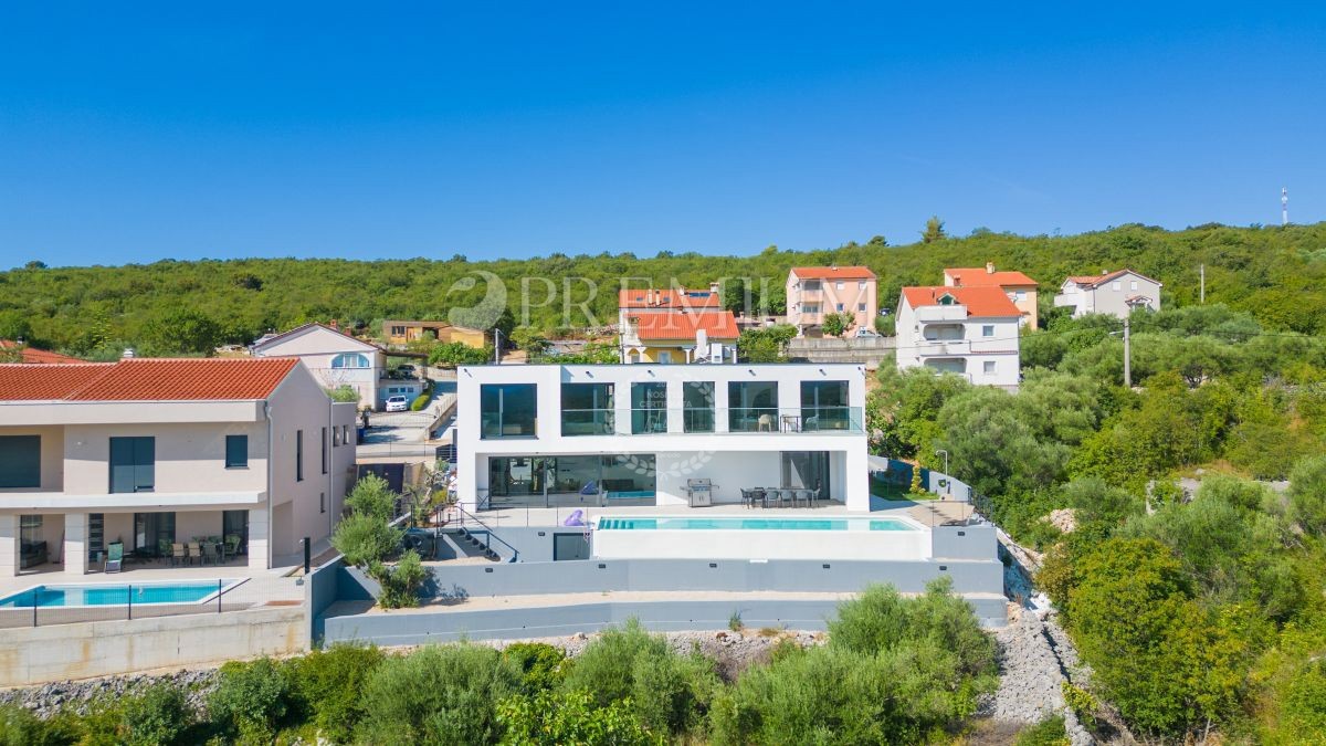 Krk, okolica, vila z bazenom na robu gradbenega območja!