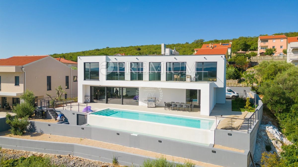 Krk, okolica, vila z bazenom na robu gradbenega območja!
