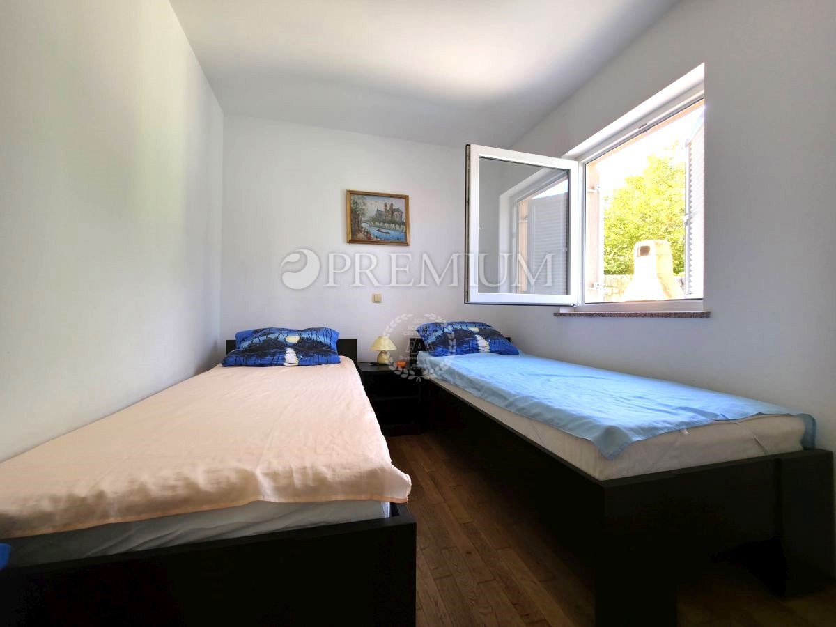 Malinska, Pritlično Stanovanje z Bazenom, 150 m od Morja!