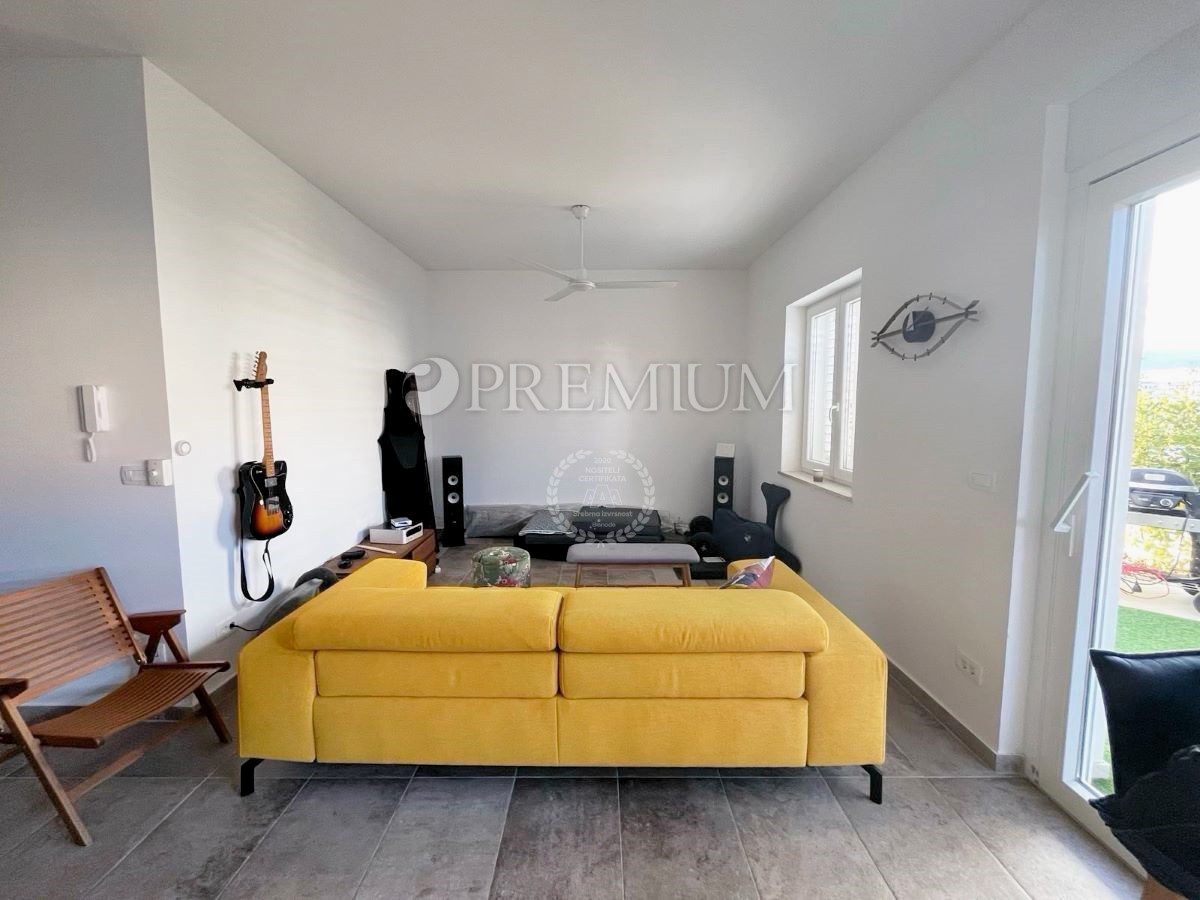 Malinska – pritlično stanovanje z vrtom!