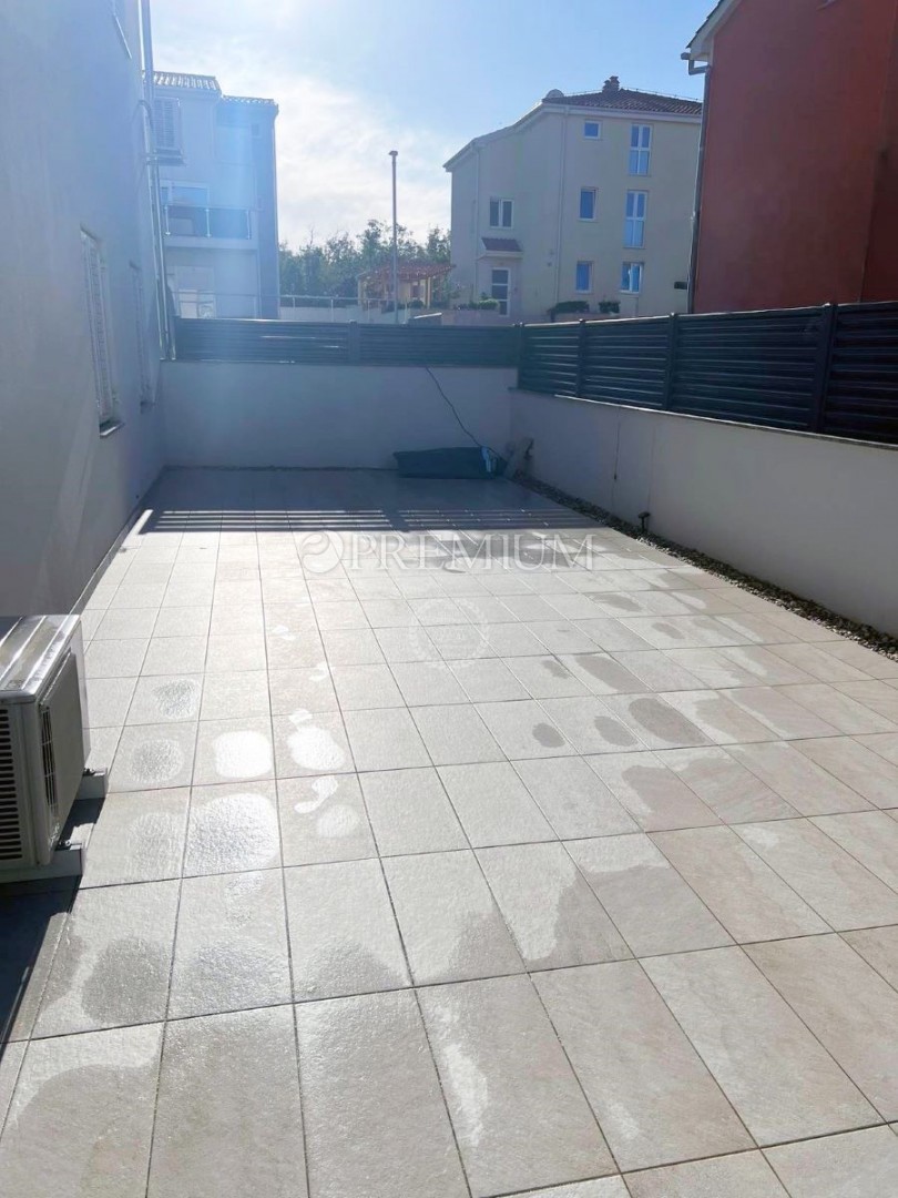 Malinska – pritlično stanovanje z vrtom!