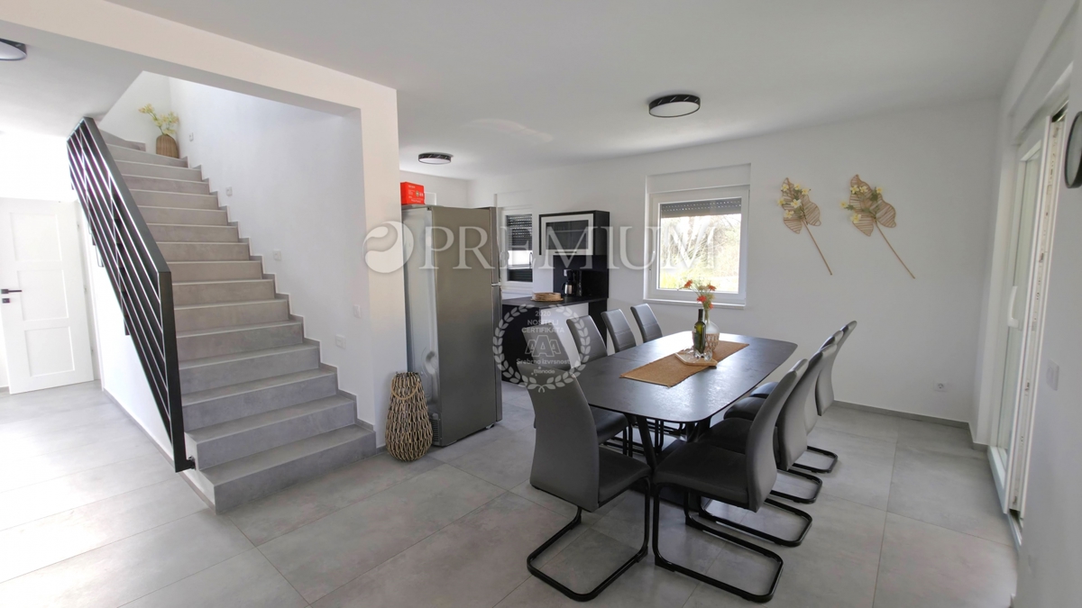 Okolica Krka, samostojna hiša z bazenom!