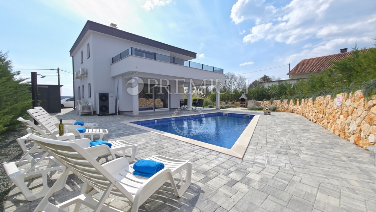 Okolica Krka, samostojna hiša z bazenom!