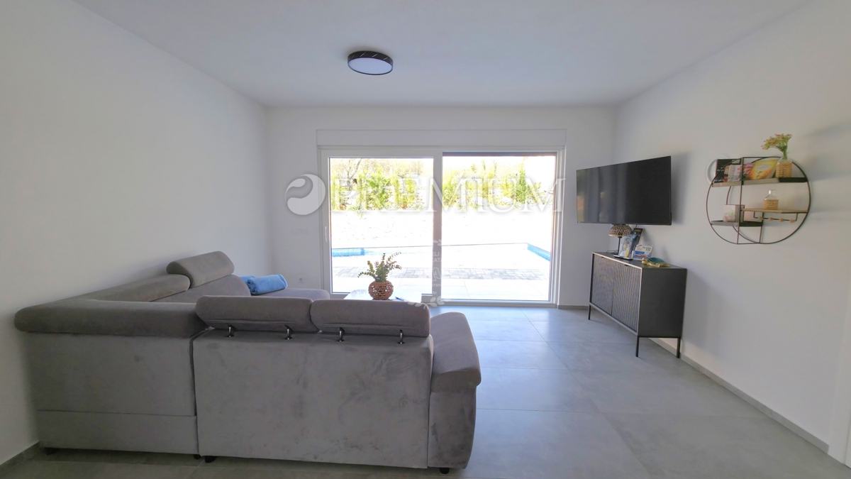 Okolica Krka, samostojna hiša z bazenom!