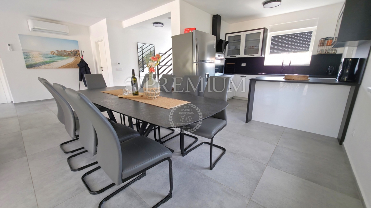 Okolica Krka, samostojna hiša z bazenom!