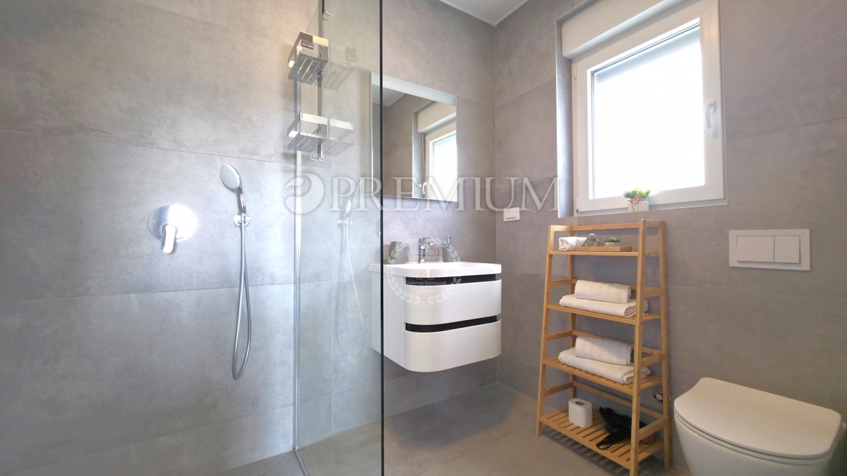 Okolica Krka, samostojna hiša z bazenom!