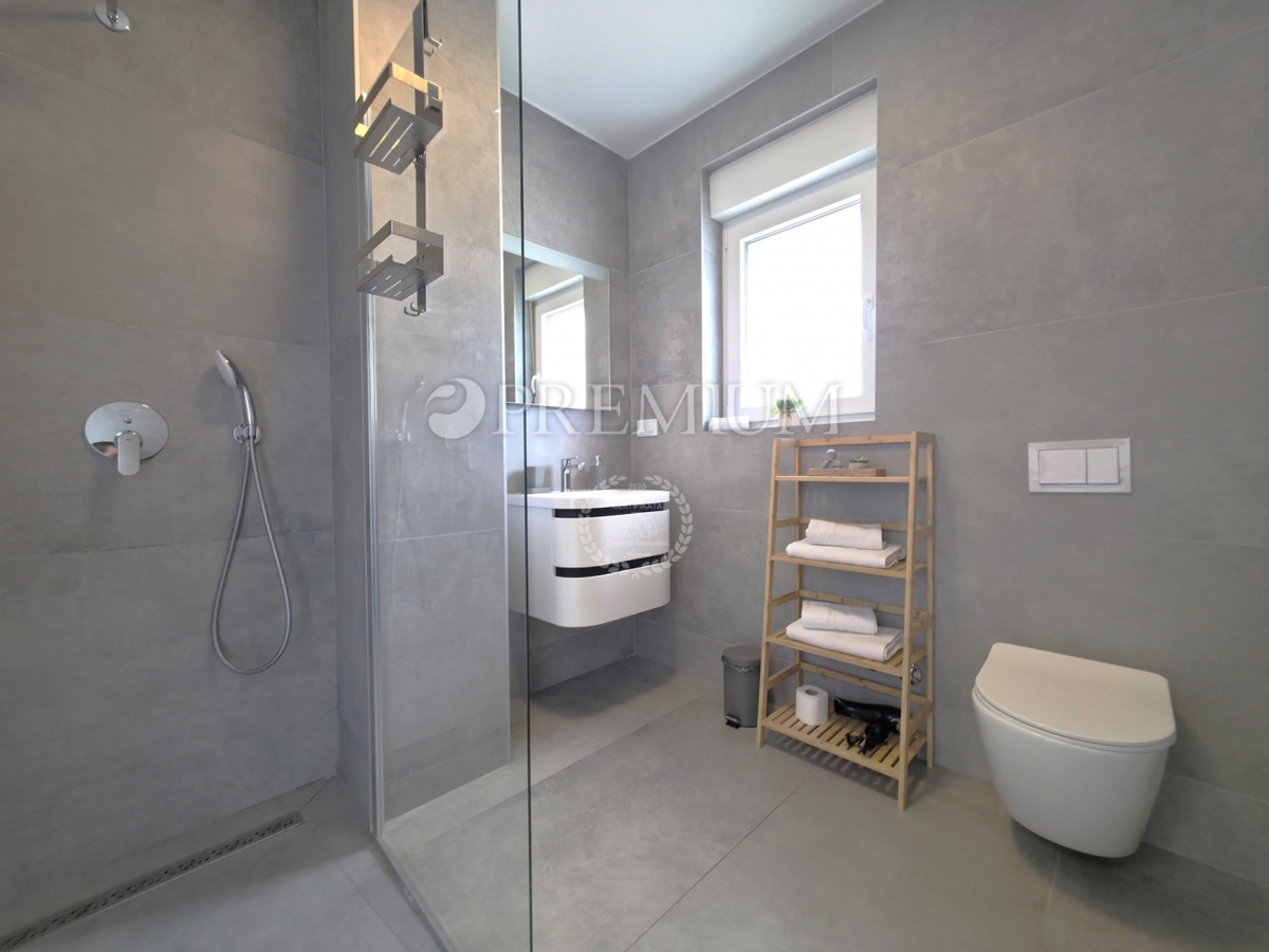 Okolica Krka, samostojna hiša z bazenom!