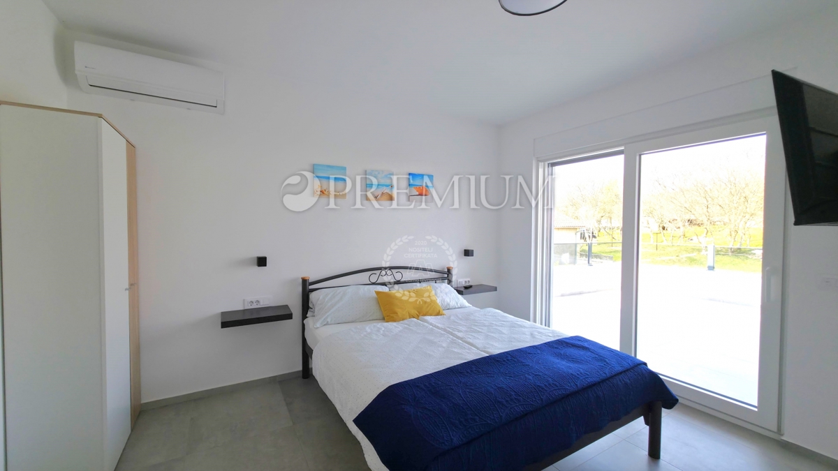 Okolica Krka, samostojna hiša z bazenom!