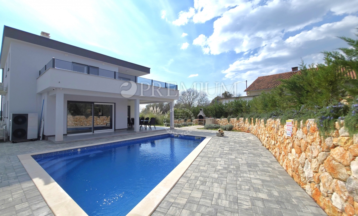 Okolica Krka, samostojna hiša z bazenom!