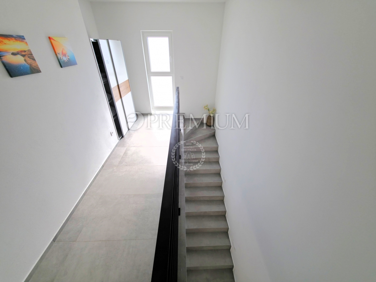 Okolica Krka, samostojna hiša z bazenom!