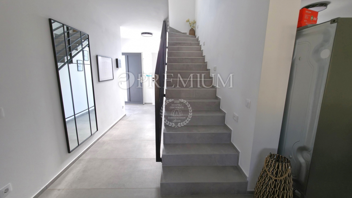 Okolica Krka, samostojna hiša z bazenom!