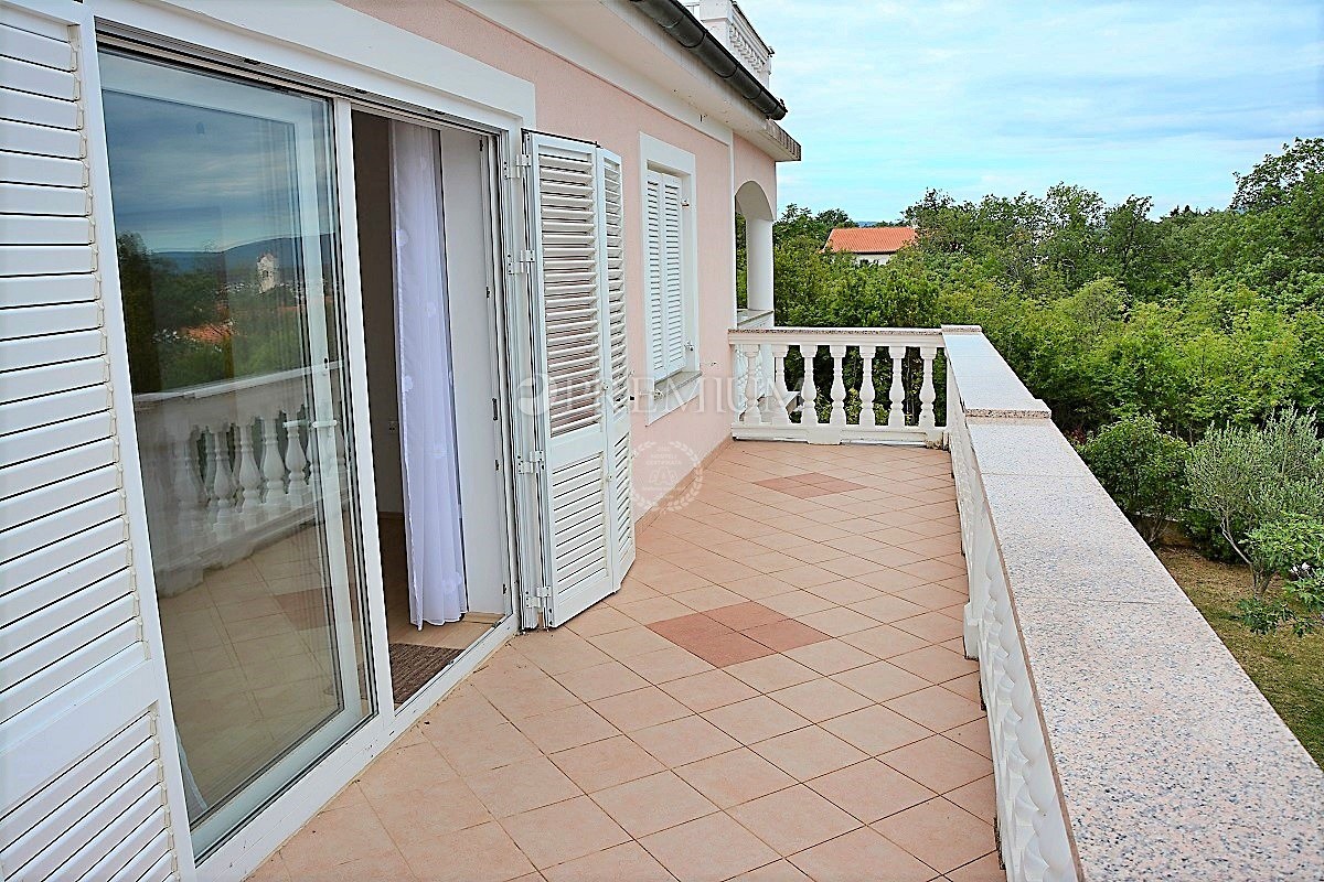 Malinska, na prodaju, dva velika apartmana od 390 m2 sa vrtom