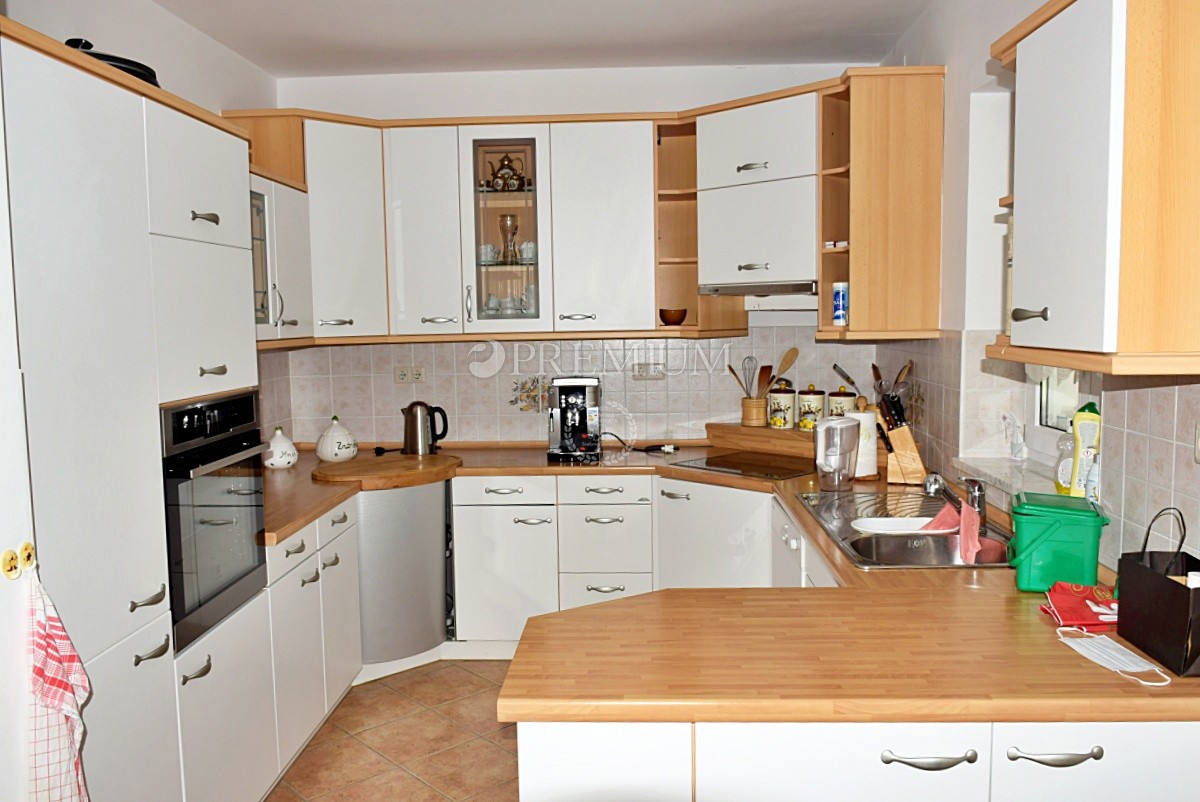 Malinska, na prodaju, dva velika apartmana od 390 m2 sa vrtom