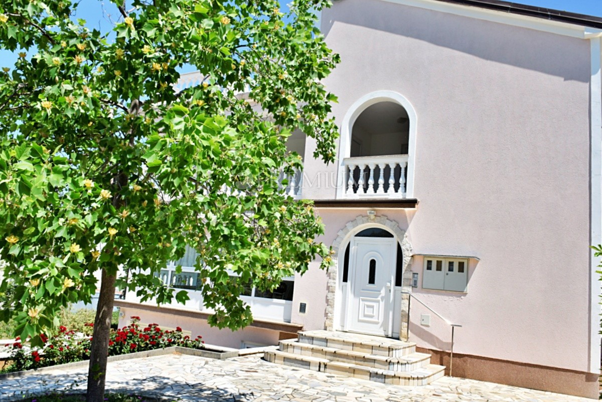 Malinska, na prodaju, dva velika apartmana od 390 m2 sa vrtom