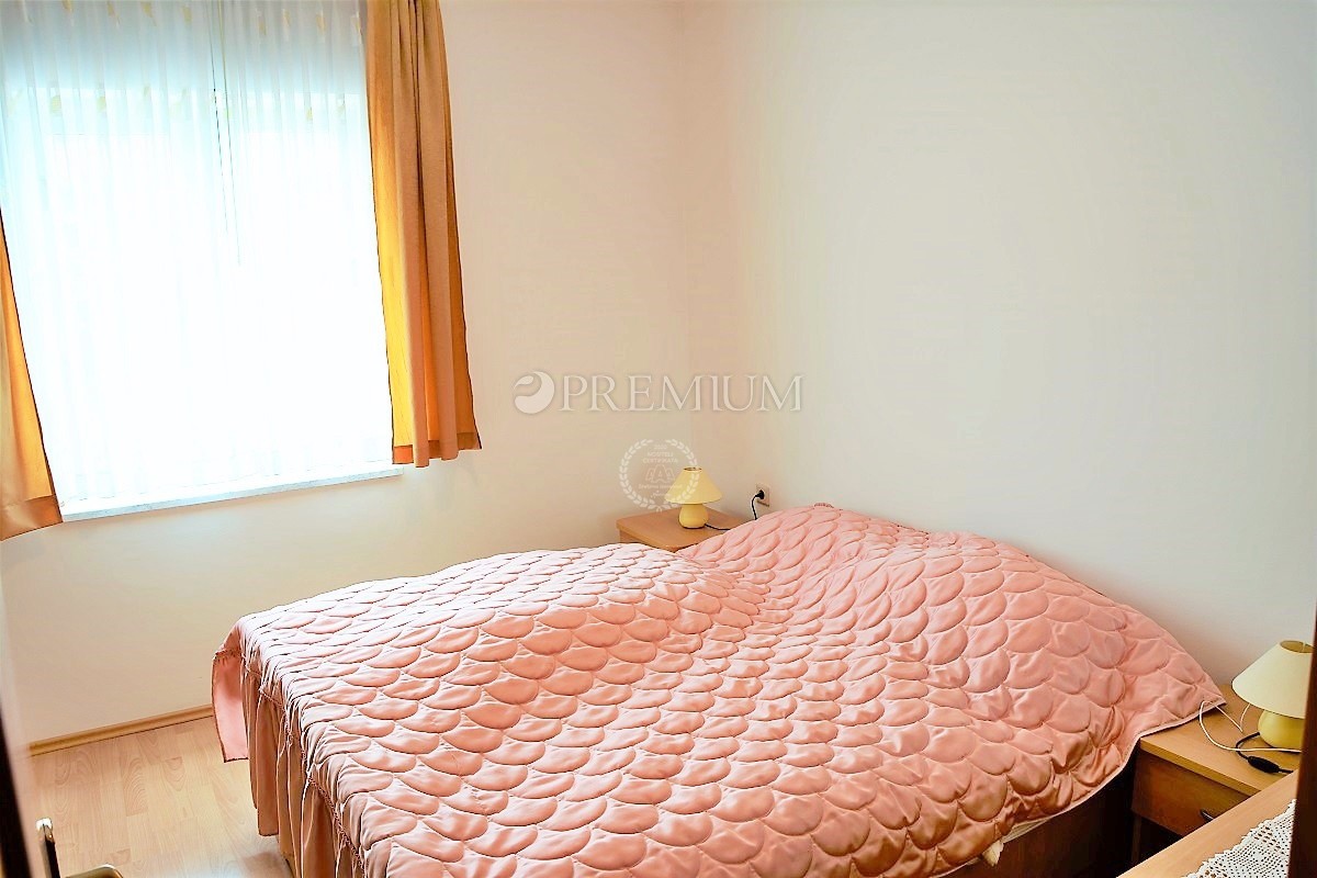Malinska, na prodaju, dva velika apartmana od 390 m2 sa vrtom