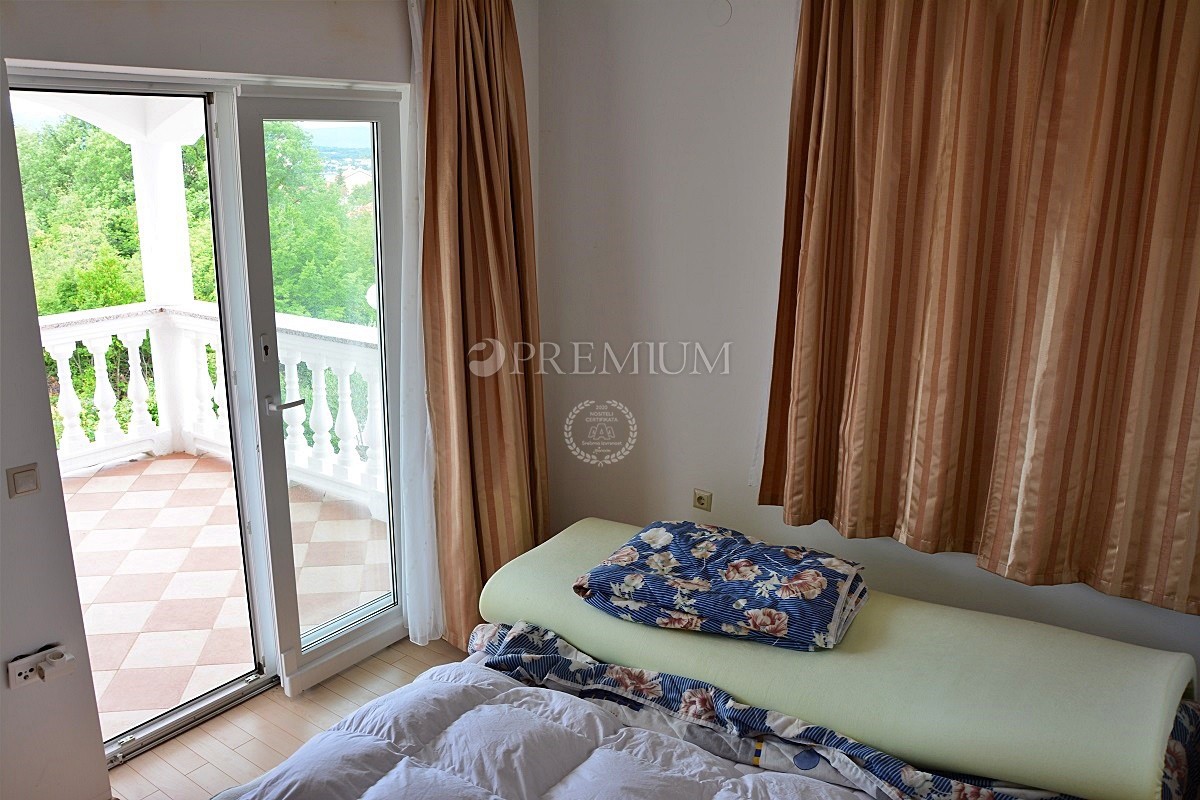 Malinska, na prodaju, dva velika apartmana od 390 m2 sa vrtom