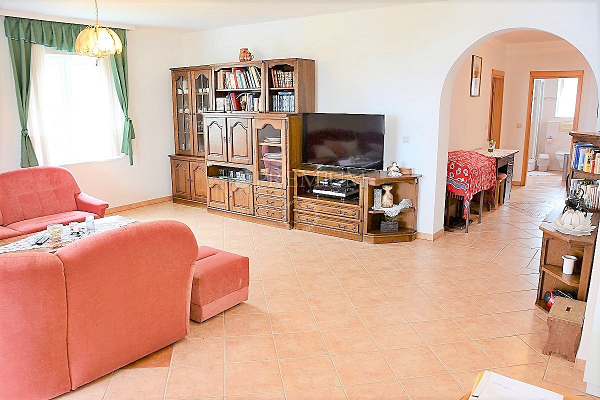 Malinska, na prodaju, dva velika apartmana od 390 m2 sa vrtom