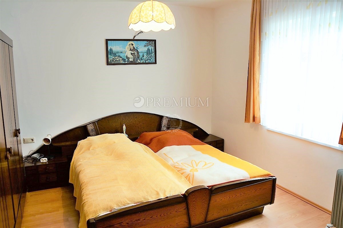 Malinska, na prodaju, dva velika apartmana od 390 m2 sa vrtom