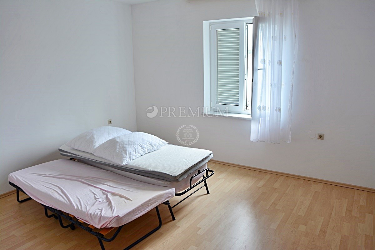 Malinska, na prodaju, dva velika apartmana od 390 m2 sa vrtom