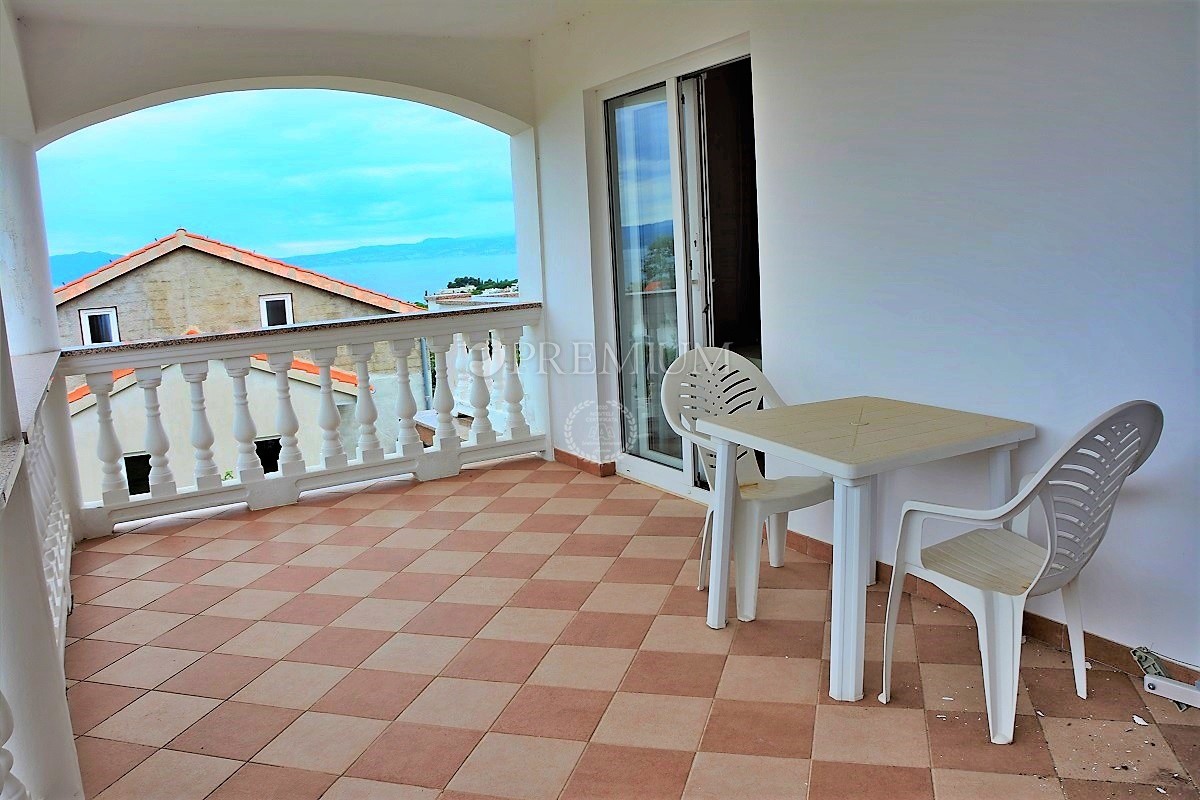 Malinska, na prodaju, dva velika apartmana od 390 m2 sa vrtom