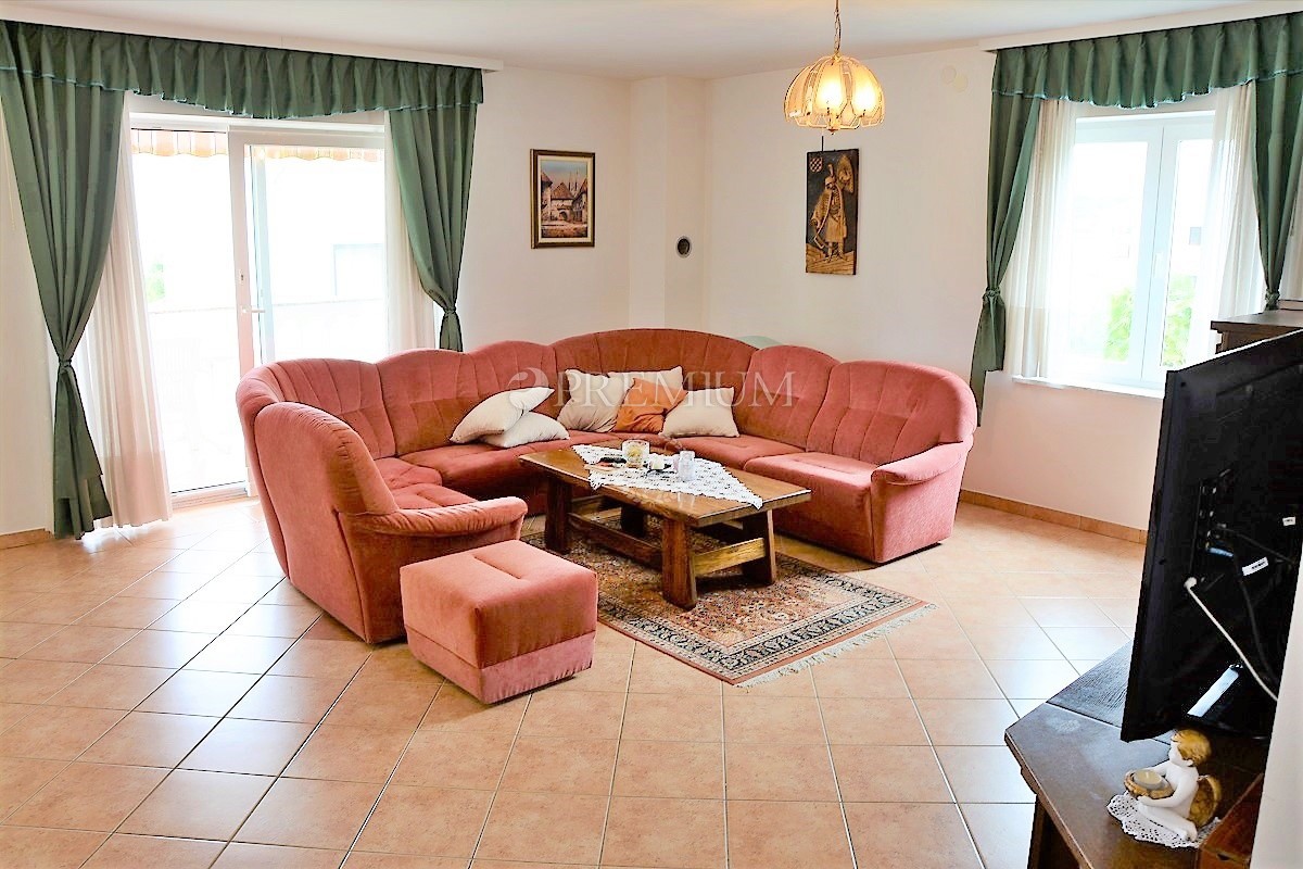 Malinska, na prodaju, dva velika apartmana od 390 m2 sa vrtom