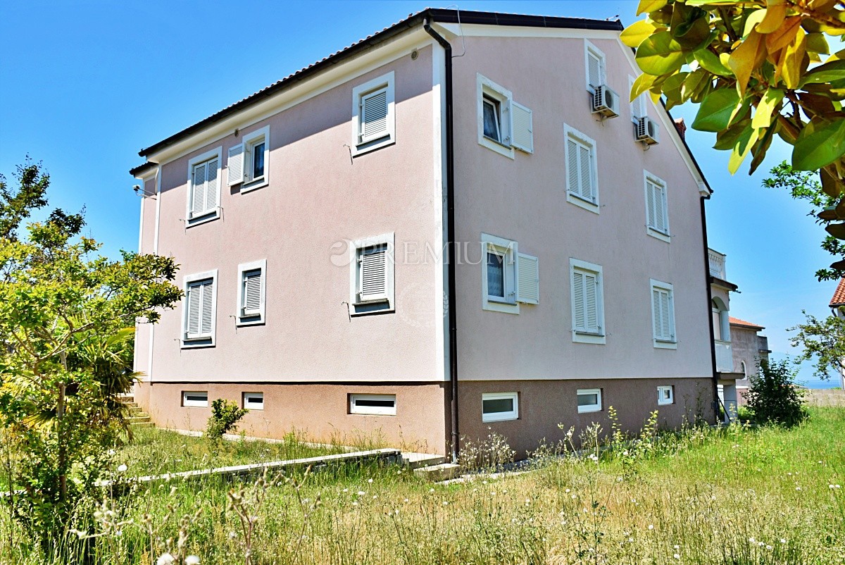 Malinska, na prodaju, dva velika apartmana od 390 m2 sa vrtom
