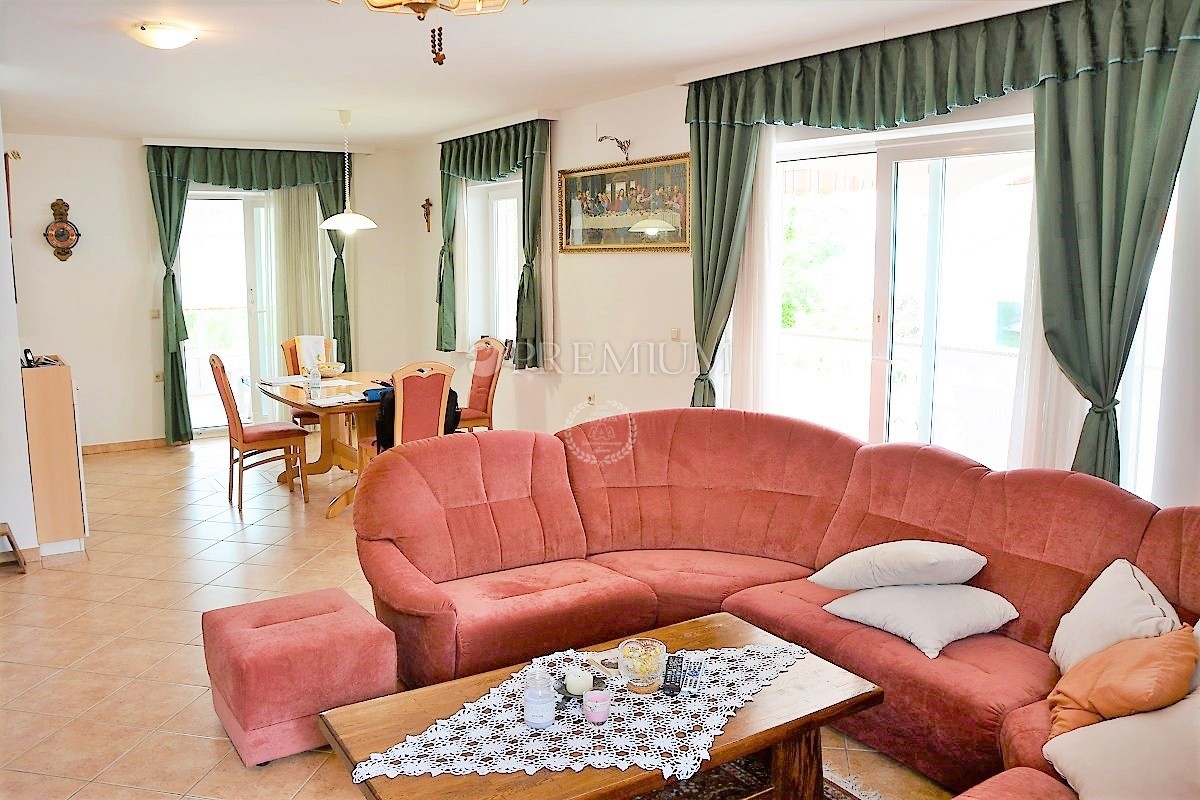 Malinska, na prodaju, dva velika apartmana od 390 m2 sa vrtom