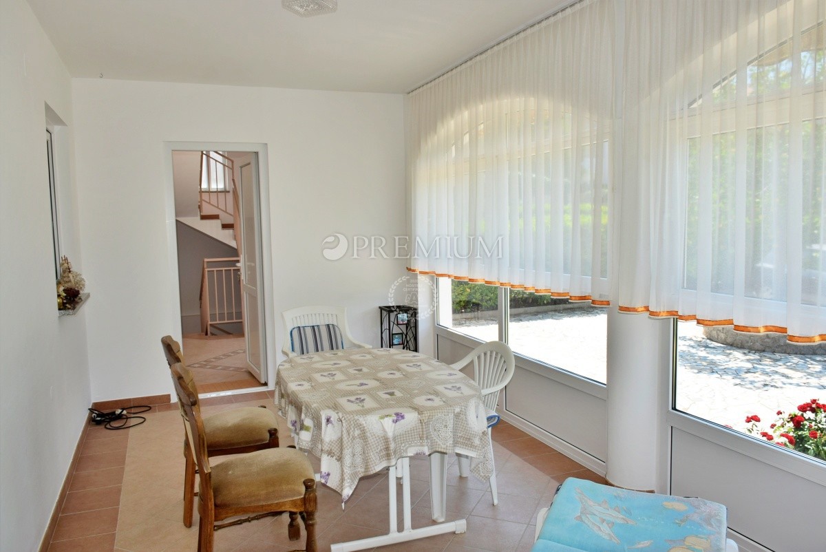 Malinska, na prodaju, dva velika apartmana od 390 m2 sa vrtom