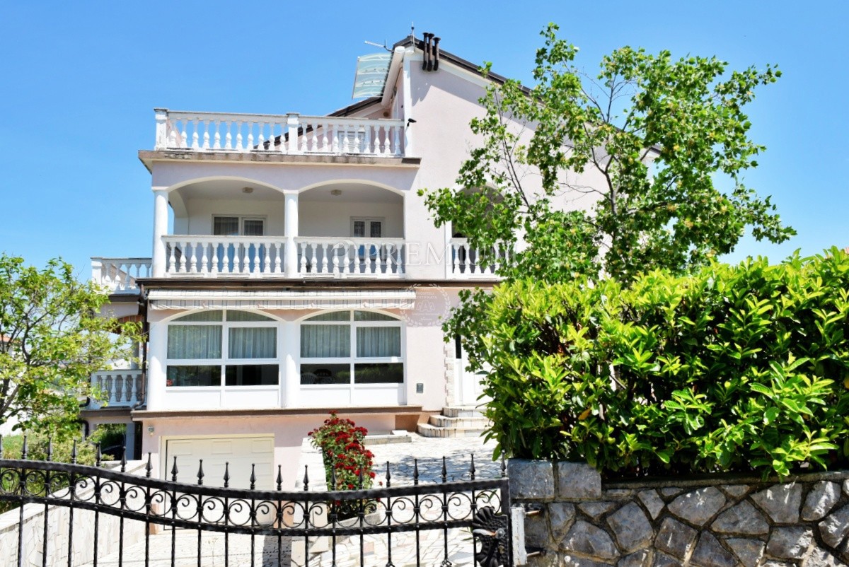 Malinska, na prodaju, dva velika apartmana od 390 m2 sa vrtom