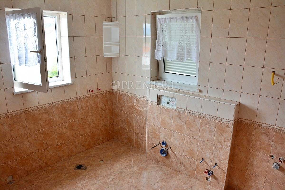 Malinska, na prodaju, dva velika apartmana od 390 m2 sa vrtom