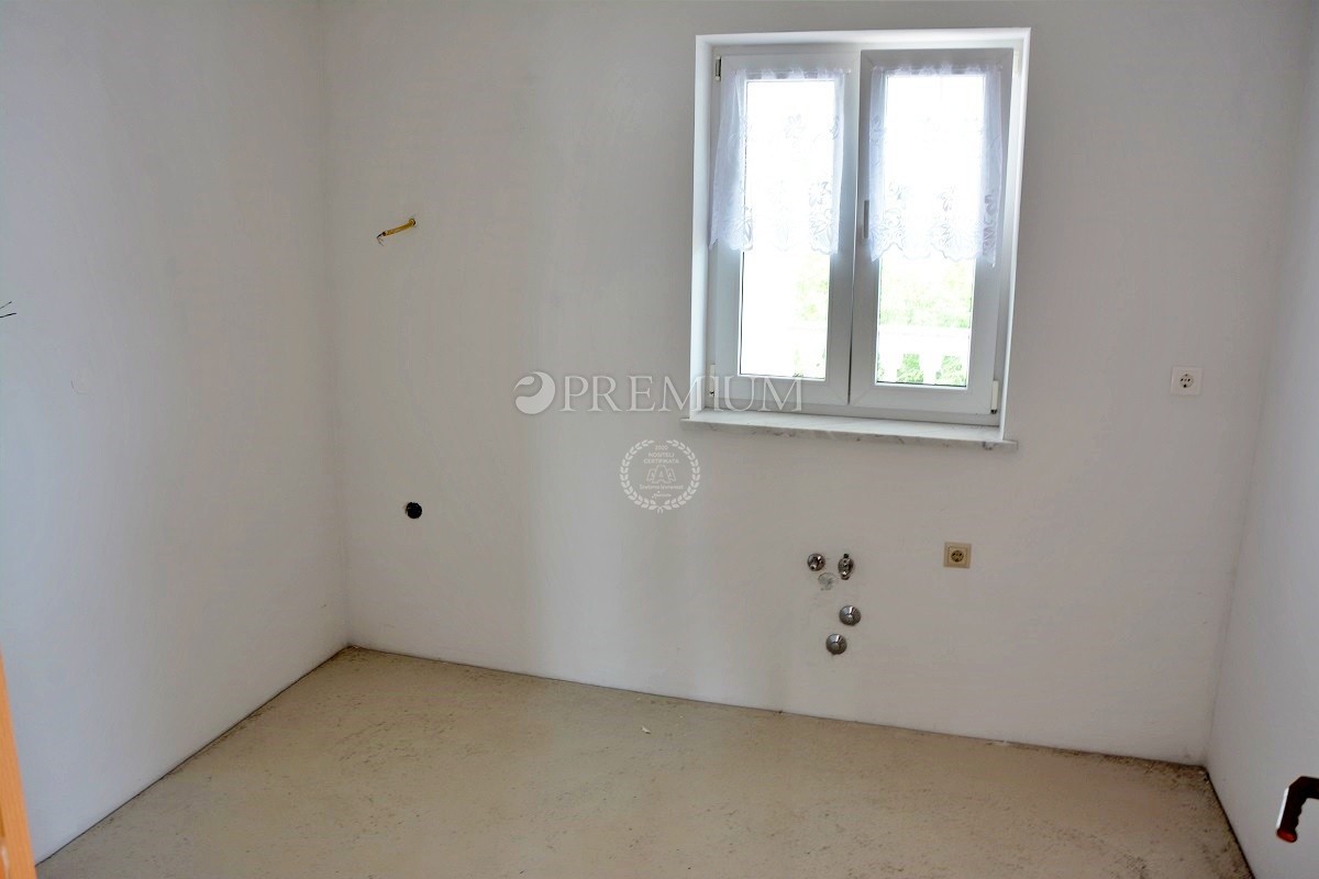 Malinska, na prodaju, dva velika apartmana od 390 m2 sa vrtom