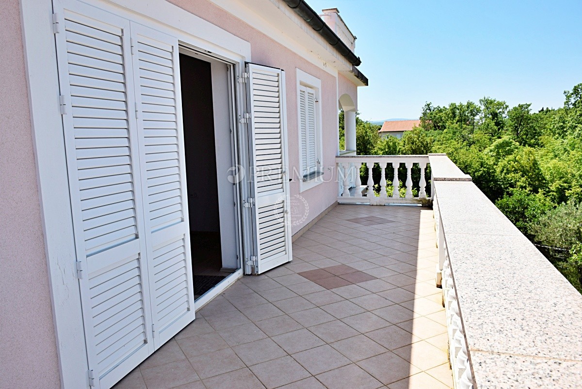 Malinska, na prodaju, dva velika apartmana od 390 m2 sa vrtom