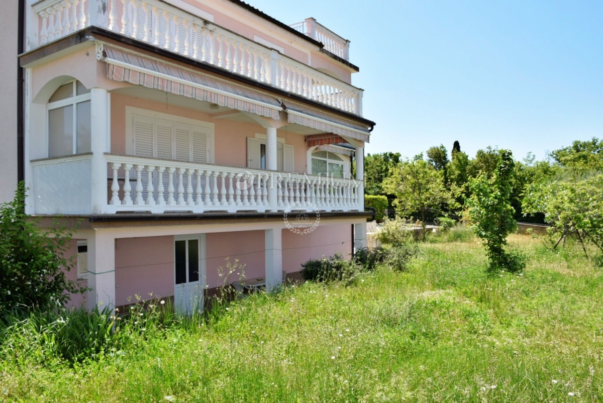 Malinska, na prodaju, dva velika apartmana od 390 m2 sa vrtom