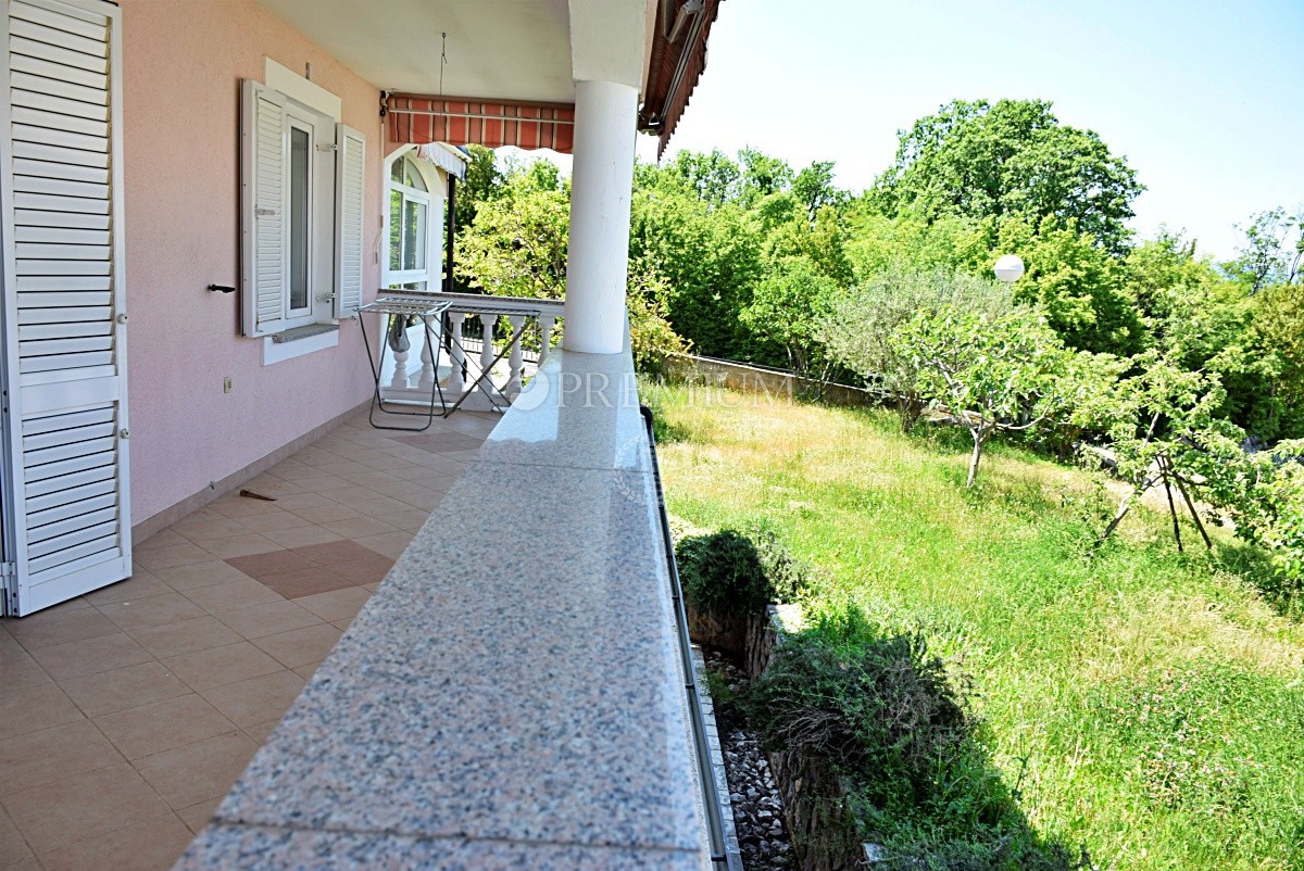 Malinska, na prodaju, dva velika apartmana od 390 m2 sa vrtom